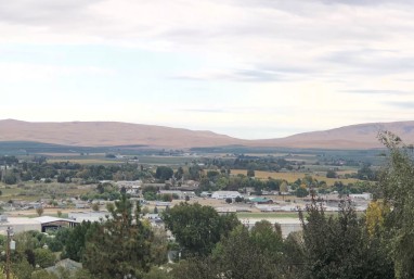 Beautiful view looking out over Sunnyside. (Head through that gap for a shortcut to Hanford and the back way to Yakima via Moxee.)